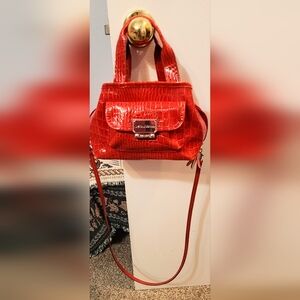 Crossbody bag with plenty of pockets inside and out. Zip from side to side.